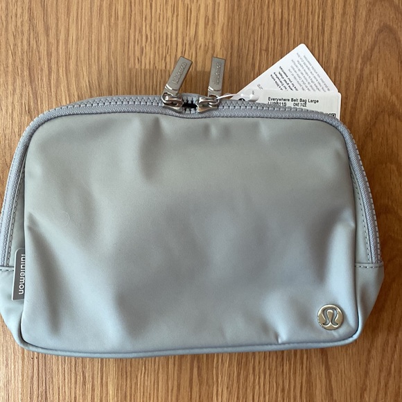 ❤️ Lululemon Large Everywhere Bag in Silver Drop NWT - Picture 1 of 7